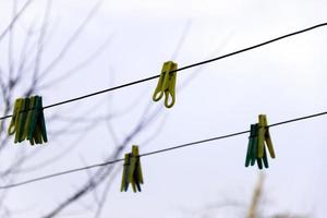 Wäscheklammer, die an einem Draht gegen einen klaren Himmel hängt. foto