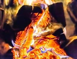 schöner alter kamin mit leichtem flammenfeuer zum heizen des gebäuderaums