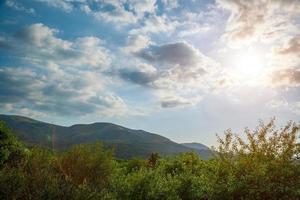 der himmel über den bergen mit wolken mit sonnenlicht foto