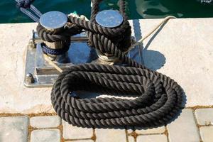 Marine-Festmacherkabel auf dem Pier foto