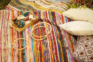 Hippie-Attribute im Boho-Stil liegen in der Natur foto