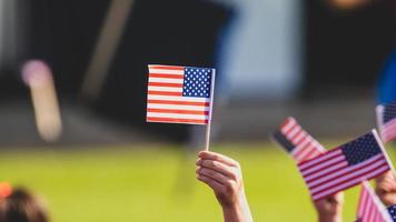 Kind, das eine amerikanische Flagge hält foto