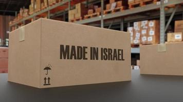 Boxen mit „Made in Israel“-Text auf dem Förderband. 3D-Rendering foto