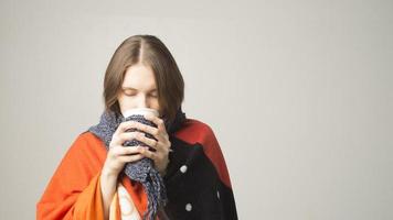 Wintermädchen trinkt Tee oder Kaffee zum Aufwärmen. foto