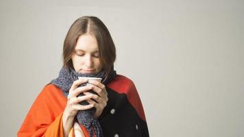 Wintermädchen trinkt Tee oder Kaffee zum Aufwärmen. foto