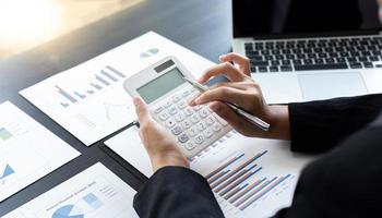 Buchhaltungsgeschäftsleute berechnen Einnahmen-Ausgaben und analysieren Immobilieninvestitionsdaten, Finanz- und Steuersystemkonzepte. foto