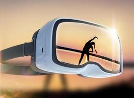 Virtual-Reality-Headset, Doppelbelichtung. Frau sportlicher Auftritt bei Sonnenuntergang foto