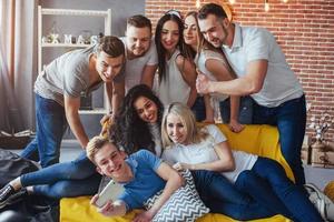 gruppe schöne junge leute, die selfie in einem café machen, beste freunde mädchen und jungen, die zusammen spaß haben und emotionales lebensstilkonzept posieren foto