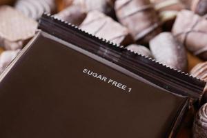 Zuckerfreies dunkles Schokoladenpaket auf dem Tisch foto