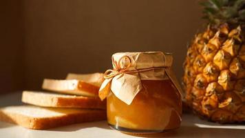 Scheibenbrot mit Ananasfrucht und Marmelade. leckerer Toast mit Marmelade und frischem Obst foto