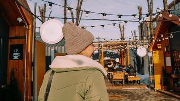 junge Blondine auf der European Street Food Fair. Ansicht von hinten. foto