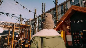 junge Blondine auf der European Street Food Fair. Ansicht von hinten. foto