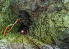 verlassene Mine mit Transportwagen foto