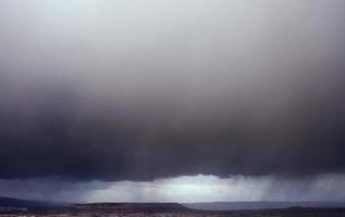 Regensturm. fantastische Aussicht auf den dramatischen und bewölkten Himmel. foto
