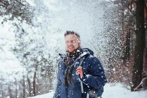 mann reisender mit rucksack wandern reise lifestyle abenteuer konzept aktivurlaub im freien. schöne Waldlandschaft foto