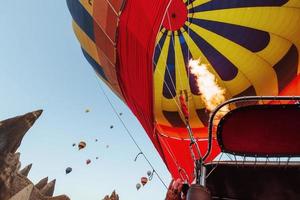 heißluftballon, der über felslandschaft in der türkei fliegt. Kappadokien foto