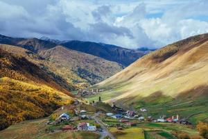 fantastische schönheit der stadt zwischen den bergen in georgia europa foto