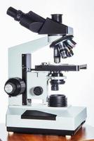 Nahaufnahme des Mikroskops im Labor. foto