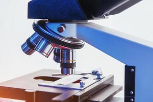 labor, mikroskop für chemie-biologie-testproben, medizinische geräte, wissenschaftlicher und gesundheitlicher forschungshintergrund. foto