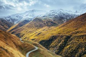 Goldene Herbstlandschaft zwischen den Rocky Mountains in Georgia. Steinstraße. Europa foto