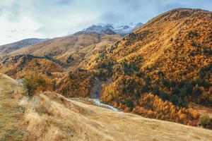 Goldene Herbstlandschaft zwischen den Rocky Mountains in Georgia. Steinstraße. Europa foto