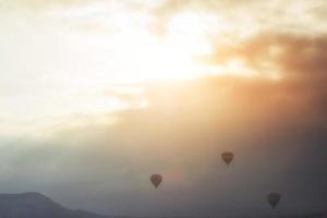 Ballonnebeliger Morgen in Kappadokien. Truthahn verschwommene Bilder foto