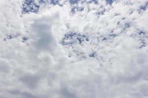 blauer Himmel mit Wolken natürlichen Hintergrund foto