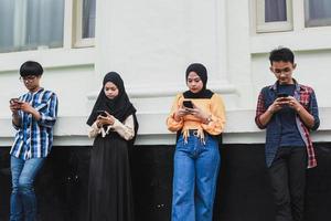 Teenager-Freunde, die Videos auf Smartphones ansehen - Sucht der Millennials-Generation nach neuen Technologietrends - Konzept von Jugend, Pendeln, Technik, Soziales und Freundschaft foto