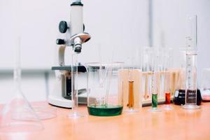 experimentelle Ausrüstungen im wissenschaftlichen Labor. das labor hat ein mikroskop, ein glasrohr voller bunter chemischer substanzen. nationaler wissenschaftstag, weltwissenschaftstag foto