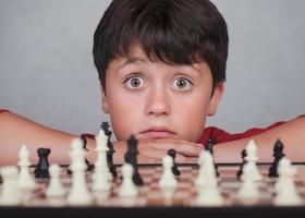 kleiner Junge spielt Schach foto