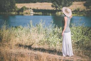 junge Frau im Feld foto