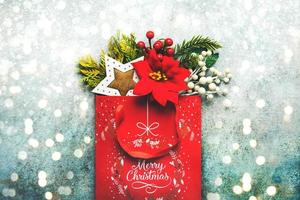Merry christmas.christmas Tasche mit Weihnachtsschmuck und Weihnachtsbeleuchtung. weihnachtskonzept hintergrund foto