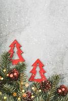 frohe weihnachten.weihnachtskonzept hintergrund.weihnachtsbaumaste und dekorative rote weihnachtsbäume foto