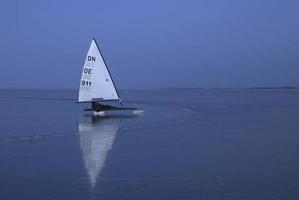 Eisboot im Winter verlassen foto