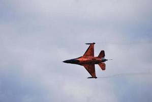 orange spitzer schneller düsenjäger fliegt vorbei foto