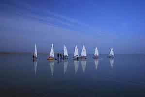 viele Eissegler auf dem See foto