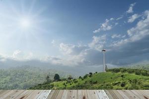 Blick auf die Berge. Landschaft. sonniger Tag. Terrasse mit schöner Aussicht. foto