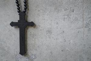 christliches kreuz mit zementhintergrund. foto