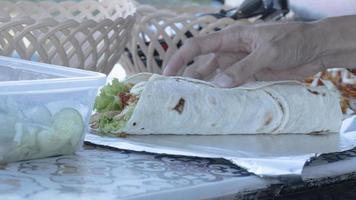 Türkischer Döner auf Fliesenboden gewickelt foto