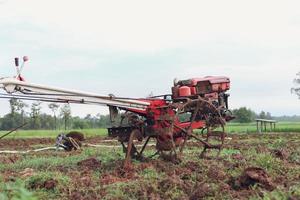 Ein Traktor, der auf einem Feld geparkt ist foto