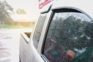 Regentropfen auf der Windschutzscheibe des Autos foto