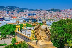 stadtbild von barcelona mit antikem statuenmonument auf palau nacional oder nationalpalast des montju c-gebäudes foto