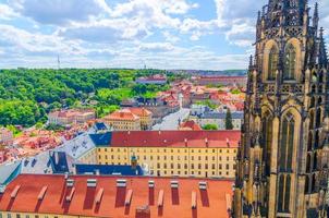 Top-Luftaufnahme der Prager Burg, des Hradschin-Platzes, der Gärten, des Daches und der Turmspitze von St. -Veits-Dom foto
