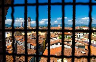 historisches zentrum der mittelalterlichen stadt lucca mit alten gebäuden foto