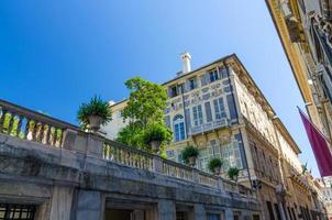 balustrade mit grünen pflanzen und blumen des palastes palazzo doria tursi klassisches typisches gebäude an der via garibaldi foto