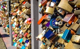 viele bunte geschlossene schlösser auf der brücke der liebe in helsinki, finnland foto