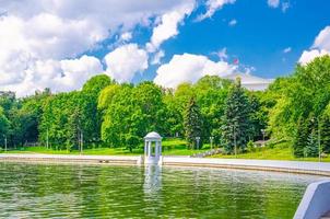 minsker stadtbild mit svislach oder svislac flussdamm mit pavillon und allgemeinem hauptquartiergebäude foto