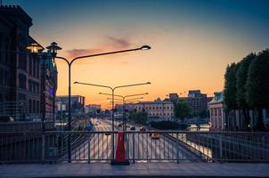 rauschende autos auf centralbron brücke, gamla stan, stockholm, schweden foto