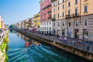 Mailand, Italien, Menschen segeln auf Motorbooten im Wasser des Canal Grande foto