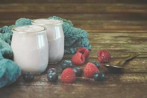 Joghurt mit Heidelbeeren und Himbeeren foto